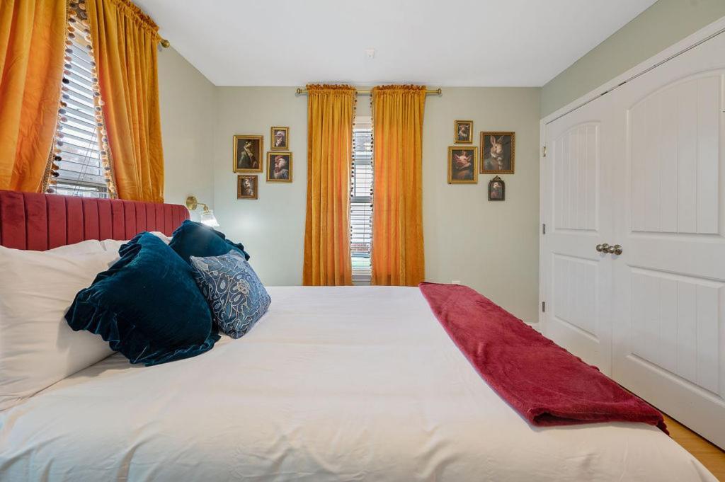 New Victorian Theme, 3Br, Lrg Backyard Close To Pnc Arena, Downtown, And Rdu Airport Raleigh Exterior photo